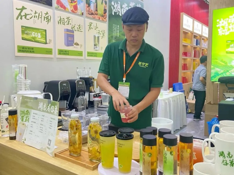 湘茶破圈年輕化：湖南茶博會上傳統茶企的“奶沫+跨界”突圍戰(zhàn)